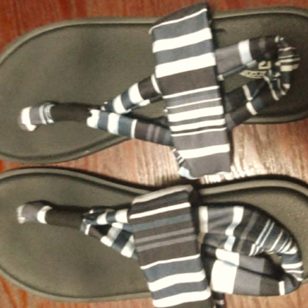 WOMEN'S yoga sling flip flops. Size 9